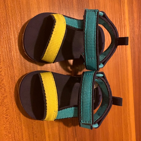 Baby boy sandal 6-9m Carter’s used-good 10$ each - Picture 3 of 3